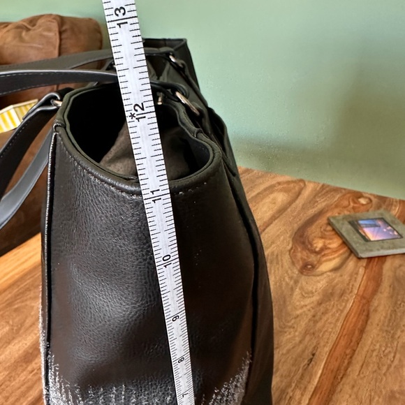 Simply Vera Lavey Raddix vegan Leather Black and Gray Women's Tote Bag NWT - Picture 7 of 16